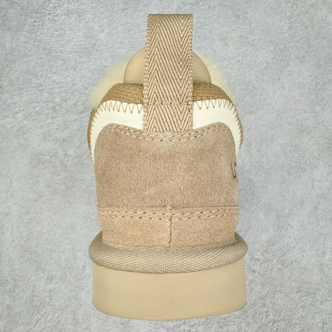 Pick up locally 💰640 UGG 4032 Meyer autumn and winter sheepskin and fur integrated snow boots. All shoes are made from the same factory as ZP. Longfeng A-grade Australian imported sheepskin and fur integrated men's and women's boots. Brand OEM production line. Fully follows the ZP process. OEM original pattern maker. Adhering to the principle of no original shoes and no development selection. Pay attention to every detail. The most authentic version on the market TREADLITE "Light Wing" technology outsole Lightweight/durable/flexible/pile size: 35 36 37 38 39 40 41 42 43 44 45 Coding: by3936030